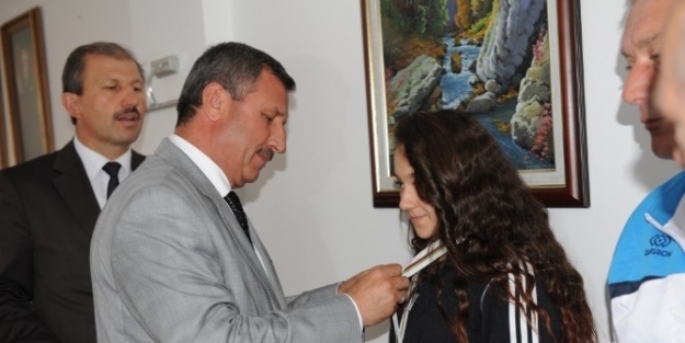 Vali Yılmaz, Şampiyonu Ödüllendirdi