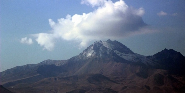 Erciyes’e Mevsimin İlk Karı Dün Yağdı