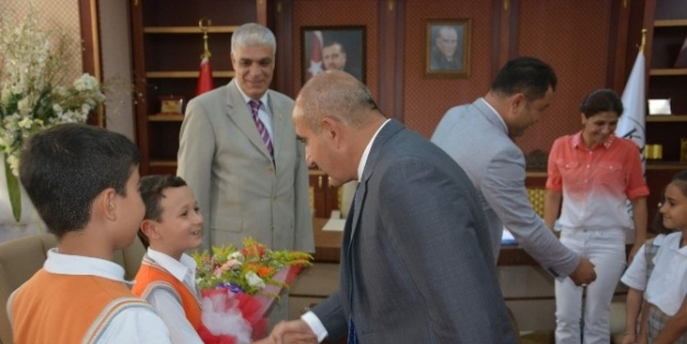 Minik Öğrenciler Başkan Kara’yı Ziyaret Etti