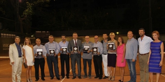 Tenisçilerden Piriştina’ya Plaket