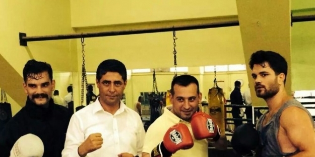 Adanalı Profesyonel Boksör Kardeşler, Almanya’da Altın Kemer İçin Dövüşecek