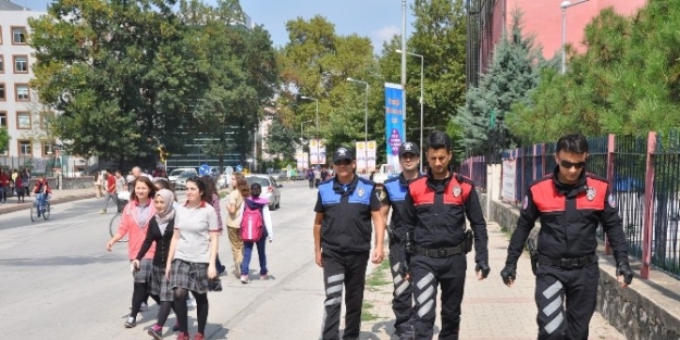 Polis Okulların Çevresinde Kuş Uçurtmuyor
