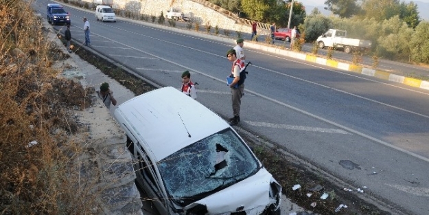 Araç Su Tahliye Kanalına Uçtu