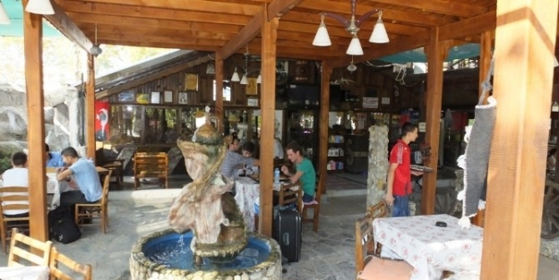 Edremit’te Müze Gibi Çay Bahçesi