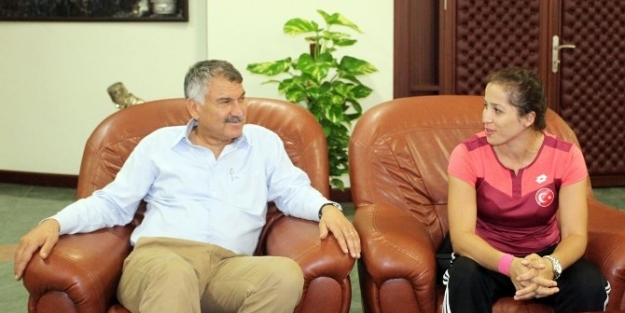 Şampiyon Sporcudan Başkan Karalar’a Ziyaret