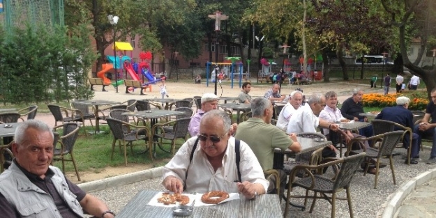 Huzurevi Sakinlerinin Çay Ve Simit Keyfi