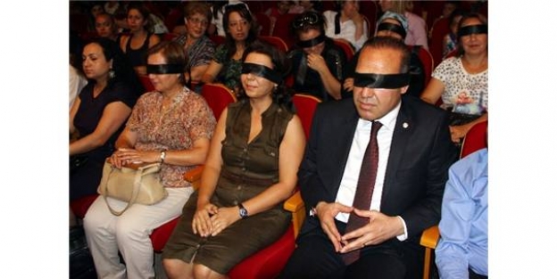 Filmi gözü kapalı izlediler!