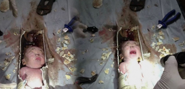 Bebeğini tuvalet borusuna attı!