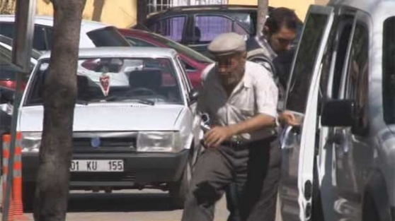 Yaşlı adam, genç kızı taciz etti!