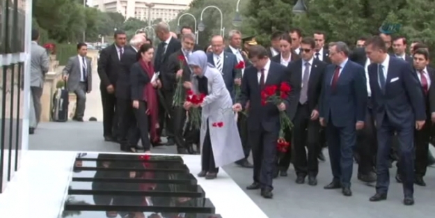 Davutoğlu Aliyev'in mezarını ziyaret etti