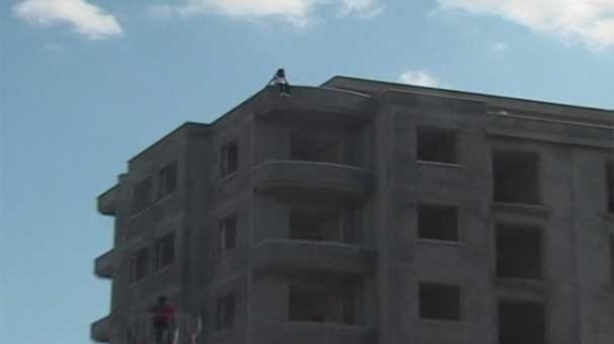 8 katlı binanın tepesine çıktı, annesi babası sinir krizi geçirdi