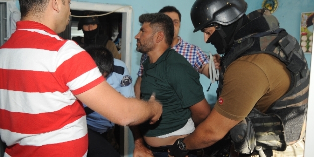 Eşini ve çocuklarını rehin aldı