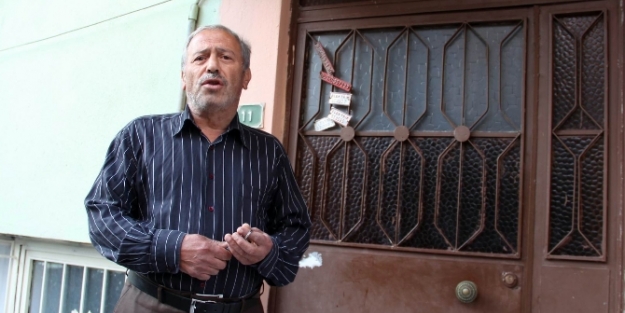 Mutlu haberi alan komşular konsolosun evine gitti