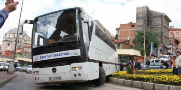 Yolcu otobüsü refüje daldı