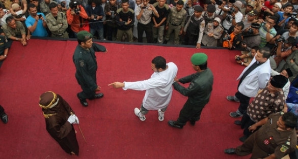 Gay olanlara 100 kırbaç!