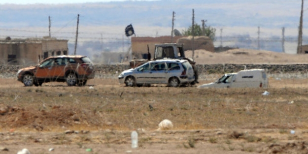 IŞİD sınıra dayandı, bayrak astı!