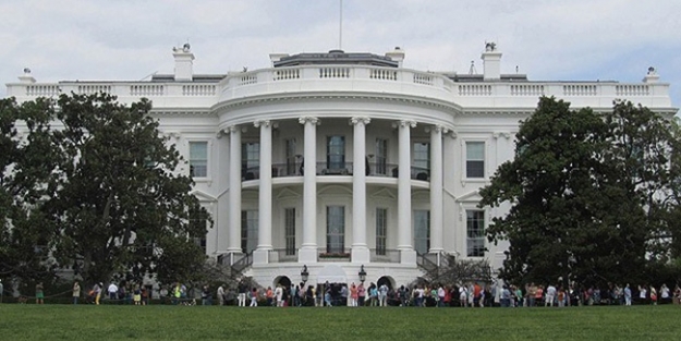 Parmaklıklardan atlayarak Beyaz Saray'a girdi