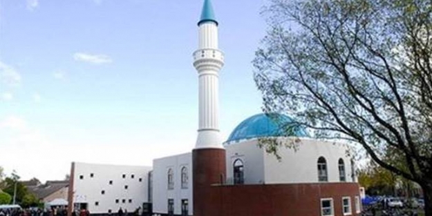 Camiye çirkin saldırı! Domuz leşi bıraktılar