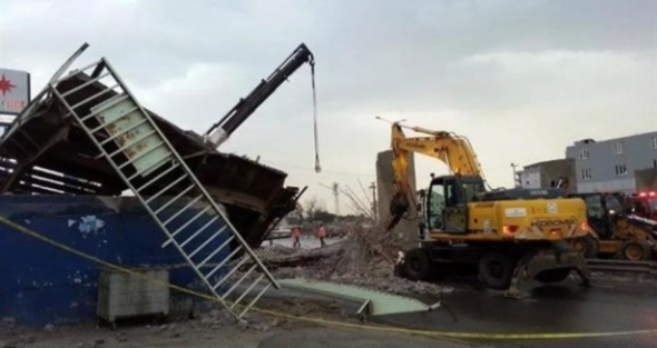 Yine üst geçit faciası! Trafik kitlendi