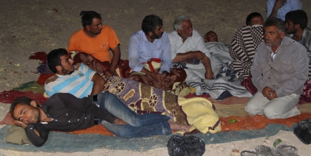 Suriyeliler geceyi tarlada geçirdiler