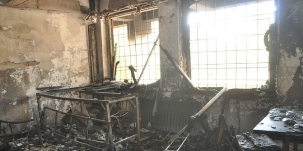 2 okulu daha ateşe verdiler