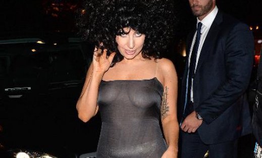 Lady Gaga giydiği kıyafetle olay yarattı