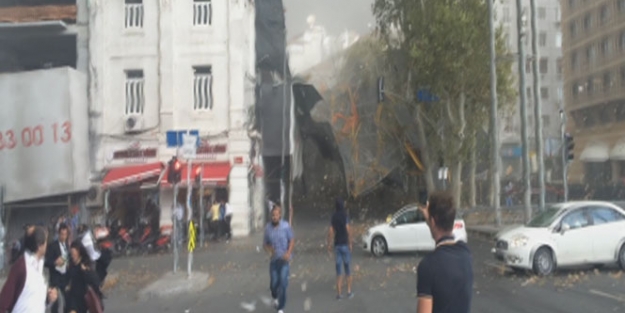 İnşaat iskelesi çöktü!