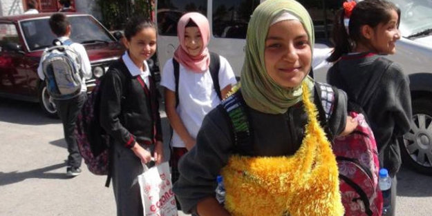 Orta öğretim öğrencileri başörtüleriyle okulda