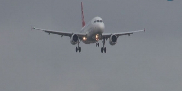 Hava trafiği de fırtınadan nasibini aldı