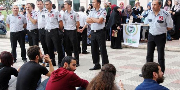 Üniversitede stand tartışması