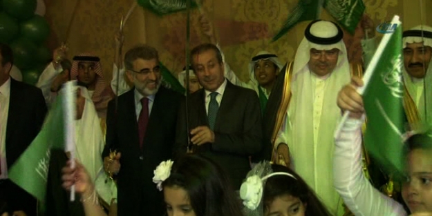 Bakanlar kılıç dansı yaptı