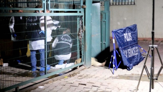 19 yıllık eşini sokak ortasında öldürdü