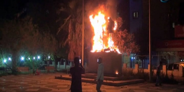 Atatürk heykelini ateşe verdiler