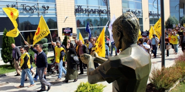 Eğitim- Sen üyeleri Ali İsmail Korkmaz heykeli önünde toplandı