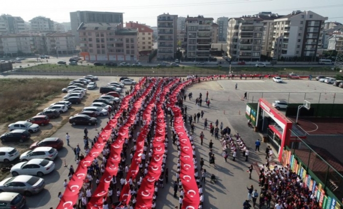 Bursa'da öğrenciler 400 metrelik Türk Bayrağını böyle taşıdı