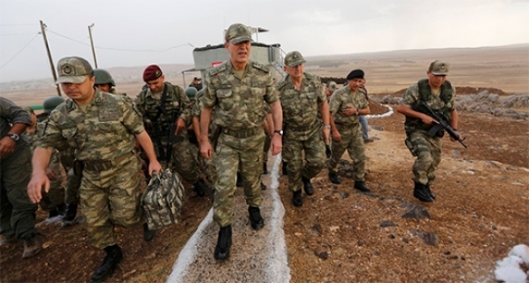 Kara Kuvvetleri Komutanı Suriye sınırında!