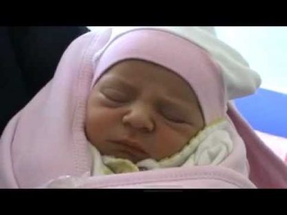 Bebeğini merdiven boşluğuna bırakıp kaçtı