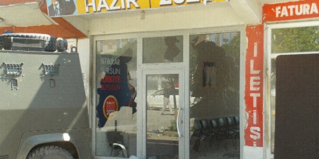 AK Parti binasına taş ve molotofla saldırdılar