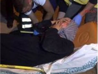 Sokak ortasında ablasını taşladı!