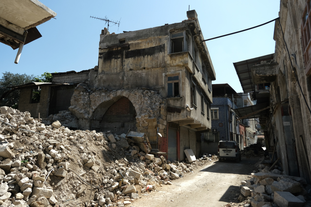 Hatay'ın tarihi caddesi enkaz yığınına döndü