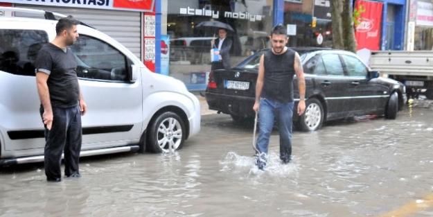 Sokaklar göle döndü, esnaf zor durumda kaldı