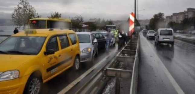 Zincirleme kazada 16 araç birbirine girdi