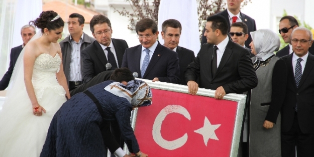 Davutoğlu Musul rehinesinin düğününde