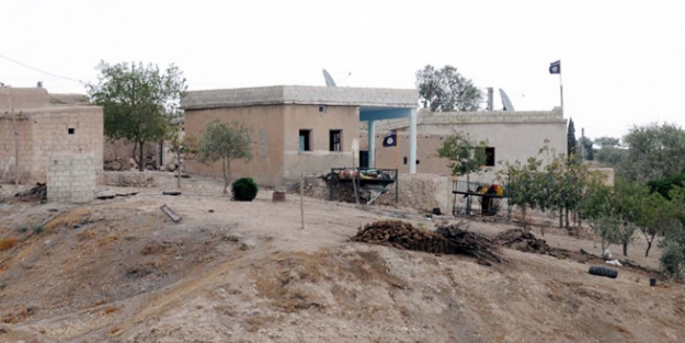 IŞİD bayrağı Türkiye'nin sadece 250 metre ötesinde!