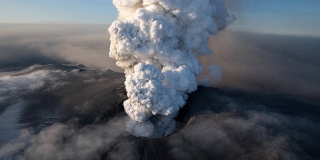 Dağcıların tırmandığı yanardağ patladı!
