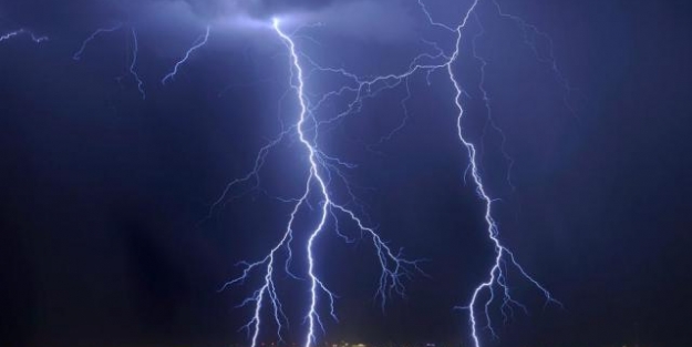 İzmir'de uçak operatörüne yıldırım çarptı