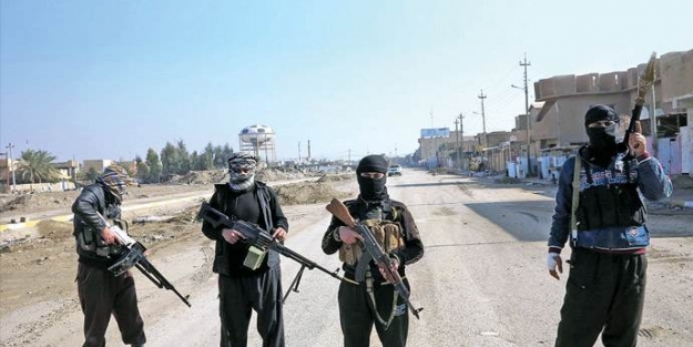 IŞİD Kobani'yi vurmaya başladı