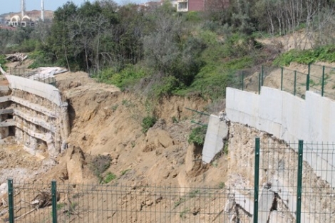 İnşaatı süren binanın istinat duvarı çöktü