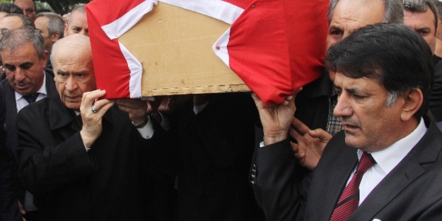 Bahçeli Yıldırım'ın tabutuna omuz verdi