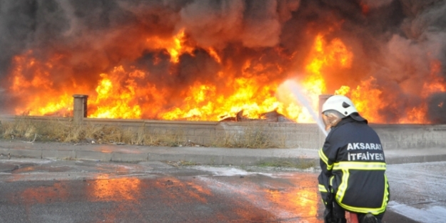 Lastik fabrikası alev alev yandı